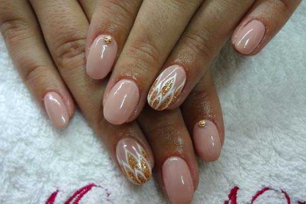Napravite sami: Trendy manikuru za svaki dan i nail art sa šljokicama