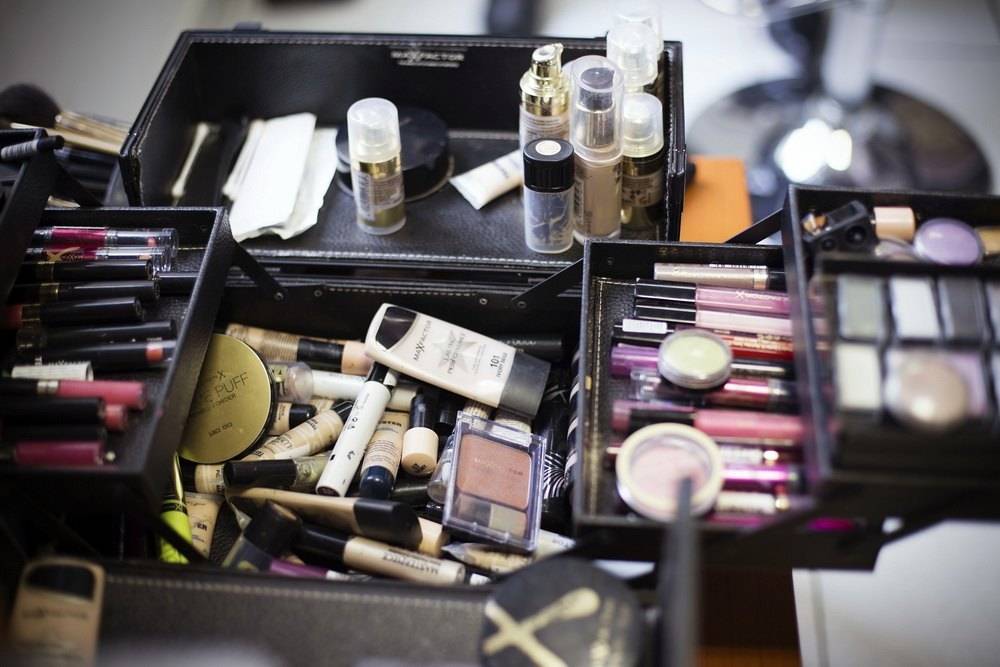 max factor backstage  makeup 01