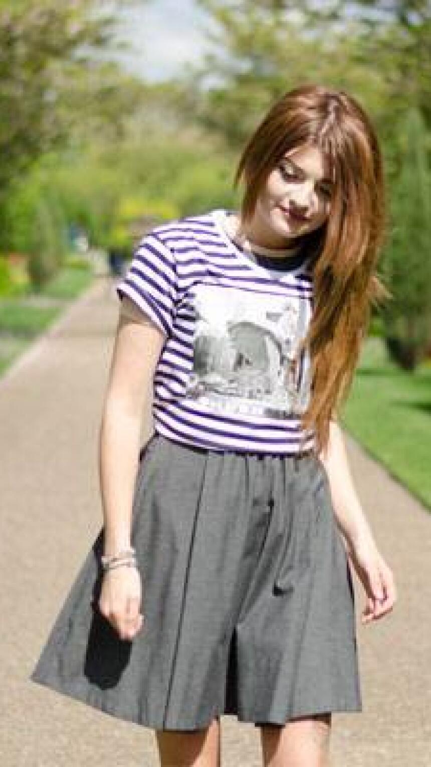MODAMO.look dana: Ella Dvornik u novoj Lola.tees & Shush-Mush majici