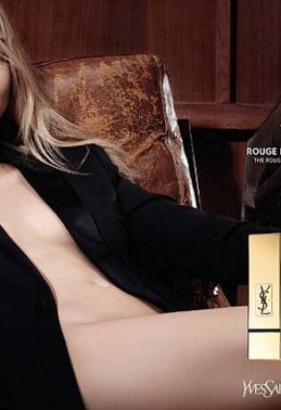 Cara u provokativnoj kampanji za YSL Rouge Pur Couture ruž
