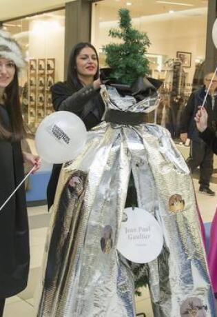 Blagdanska drvca regionalnih dizajnera predstavljena u sklopu Designer Christmas Trees izložbe