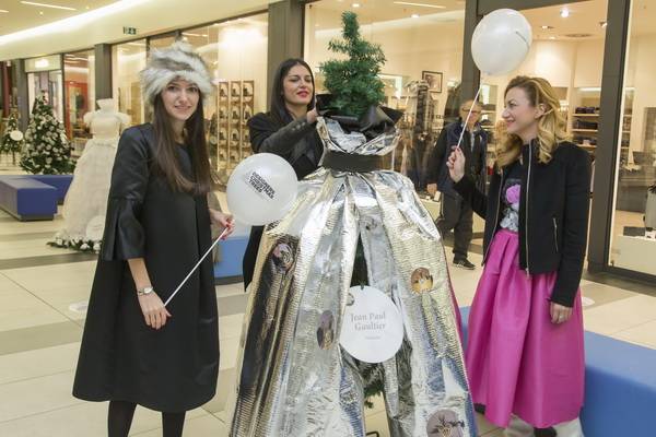 Blagdanska drvca regionalnih dizajnera predstavljena u sklopu Designer Christmas Trees izložbe