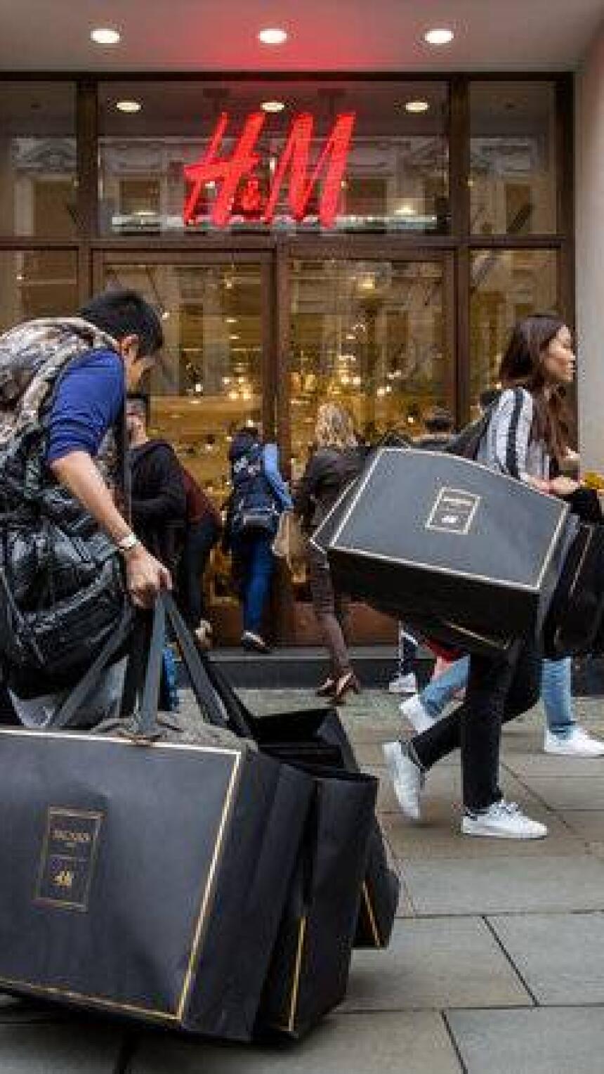 4 video zapisa koji prikazuju shopping ludilo H&M X Balmain kolekcije 
