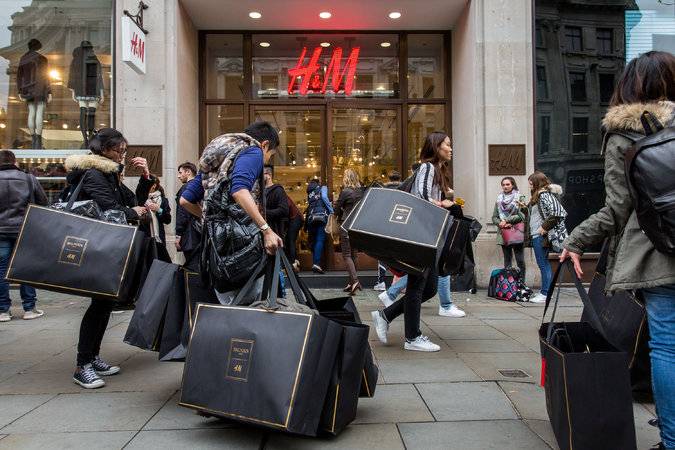 4 video zapisa koji prikazuju shopping ludilo H&M X Balmain kolekcije 