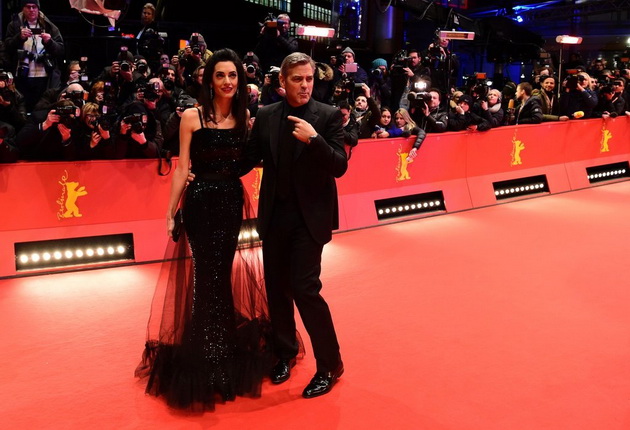 Amal Clooney izgleda poput princeze u vintage YSL haljini