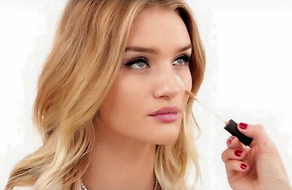 Kreirajte romantičan i ženstven make-up look Rosie Huntington-Whiteley u par koraka 