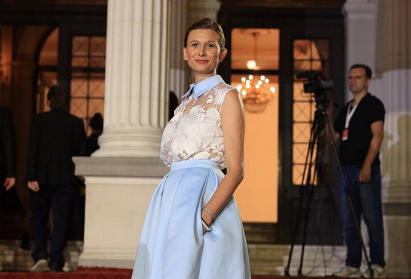 Elma Tataragić u romantičnoj kreaciji Kaftan studija na crvenom tepihu Sarajevo Film Festivala