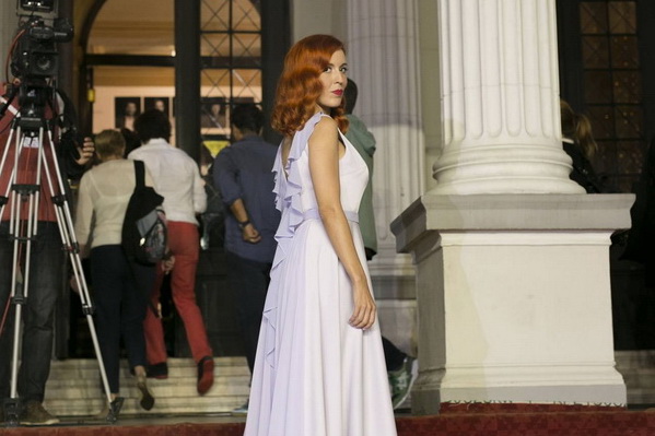 Glumica Helena Minić Matanić u haljini Kaftan studija na crvenom tepihu Sarajevo Film Festivala
