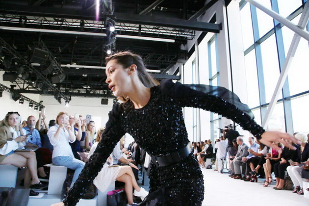 Omiljena Instagram cura pala na pisti Michael Kors revije