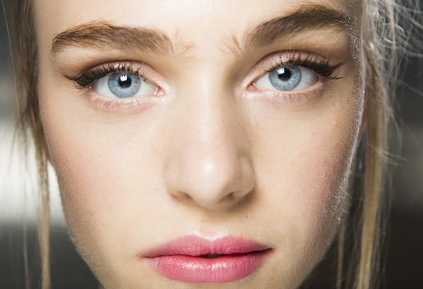 6 beauty trikova koji će vaše oči vizualno učiniti većima