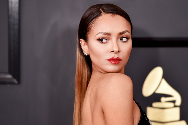 Uz ove šljokičaste ruževe možete kopirati look Kat Graham
