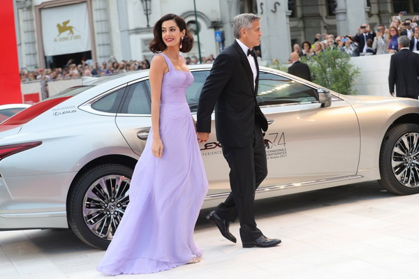 Venice Film Festival: Amal Clooney izgleda prekrasno u Versace toaleti u boji lavande