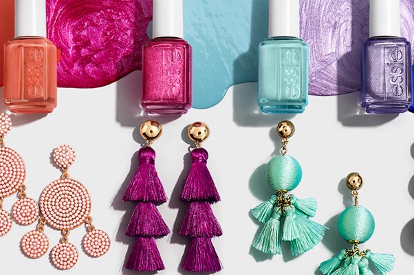 Statement Baublebar naušnice sada možete kombinirati s Essie lakovima u identičnoj nijansi