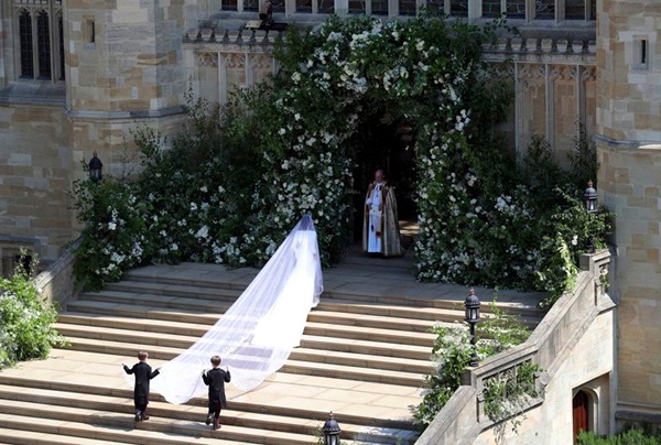 Prvi pogled na vjenčanicu Meghan Markle u Givenchy potpisu