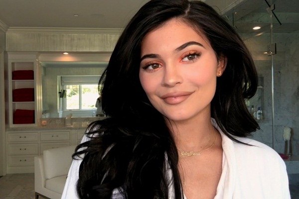 Video: Kylie Jenner je Vogue novinarima otkrila kako kreirati ljetni dnevni makeup look