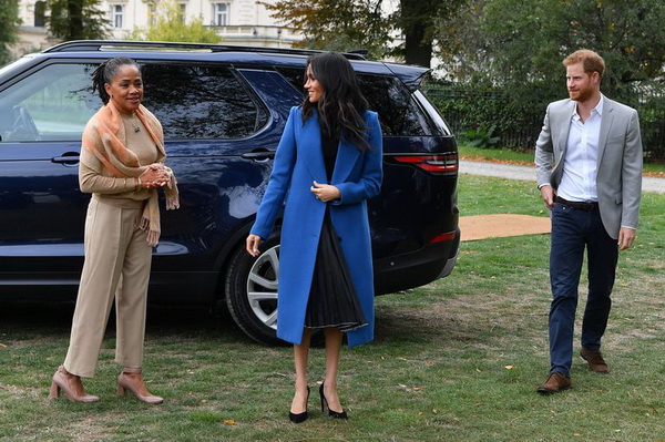meghan-duchess-of-sussex-arrives-with-her-mother-doria-news-photo-1036415908-1537450439