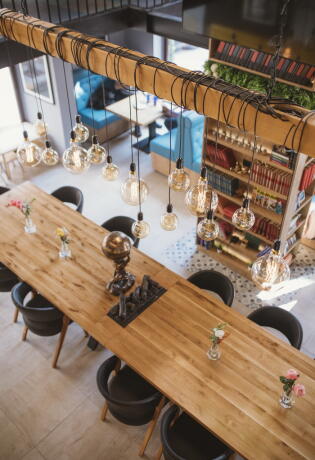 Zavirili smo u sjajno uređen gastro pub u Sarajevu koji ima i mini biblioteku 
