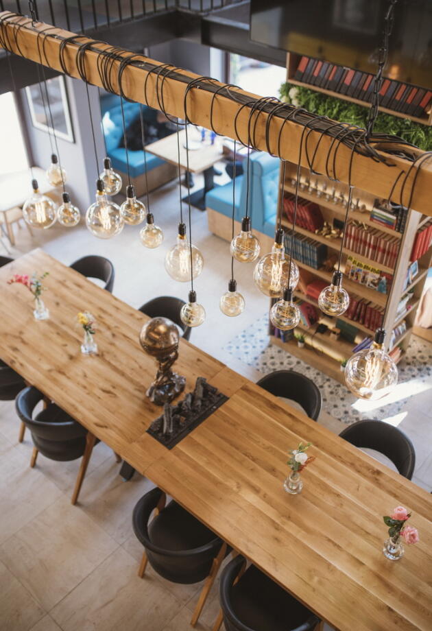 Zavirili smo u sjajno uređen gastro pub u Sarajevu koji ima i mini biblioteku 