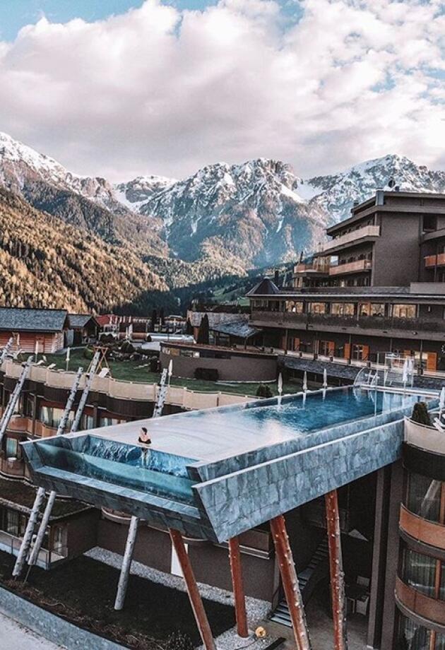 Ovaj hotel skriven u Dolomitima u Italiji ima nevjerojatan vanjski bazen, ali i sjajan interijer