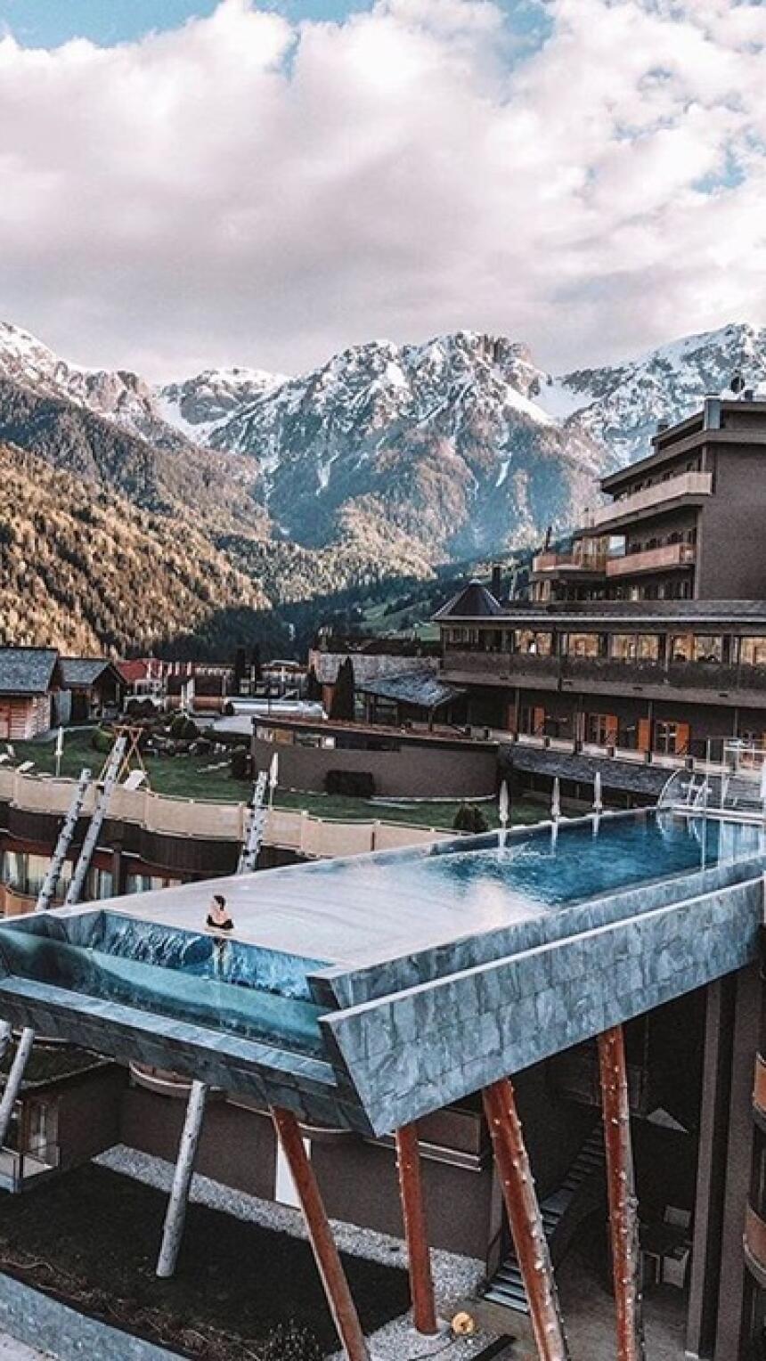 Ovaj hotel skriven u Dolomitima u Italiji ima nevjerojatan vanjski bazen, ali i sjajan interijer
