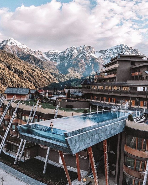 Ovaj hotel skriven u Dolomitima u Italiji ima nevjerojatan vanjski bazen, ali i sjajan interijer