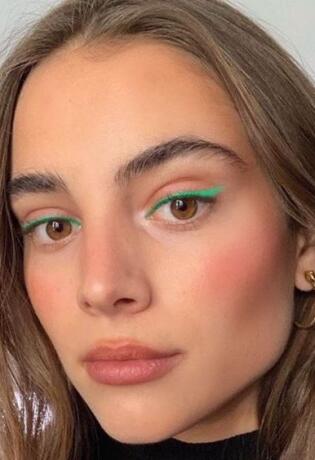 Neon eyeliner – imamo 5 razloga zašto vrijedi isprobati ovaj makeup trend