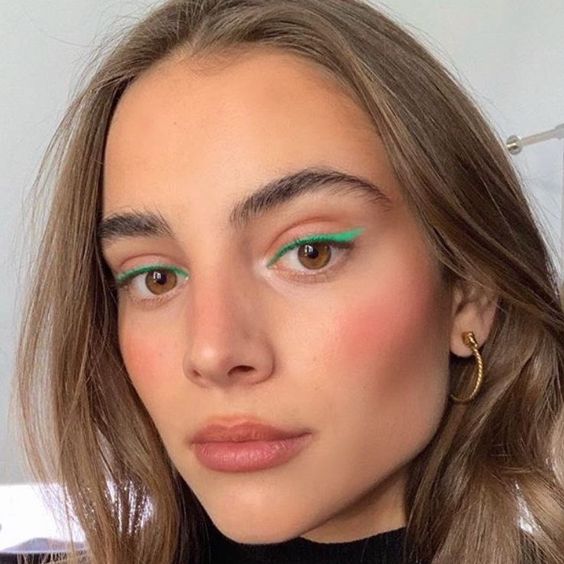 Neon eyeliner – imamo 5 razloga zašto vrijedi isprobati ovaj makeup trend