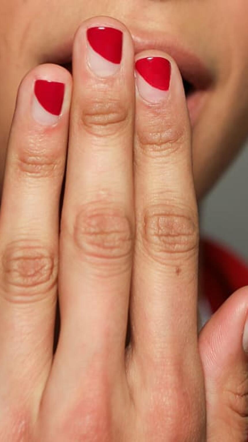 Crveni lak vječni je beauty klasik, a uz ove trikove dat ćete mu moderan makeover