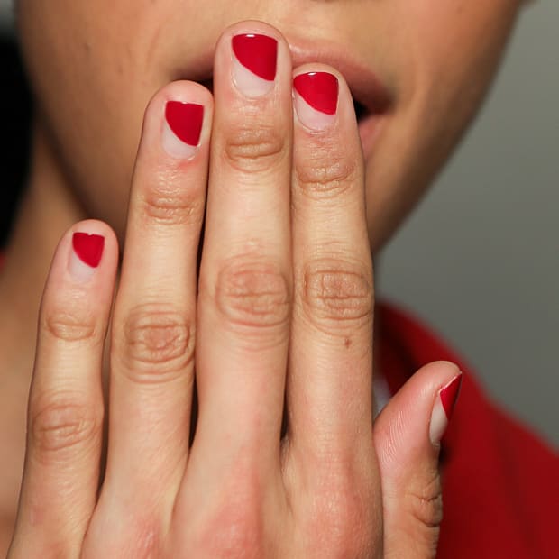 Crveni lak vječni je beauty klasik, a uz ove trikove dat ćete mu moderan makeover