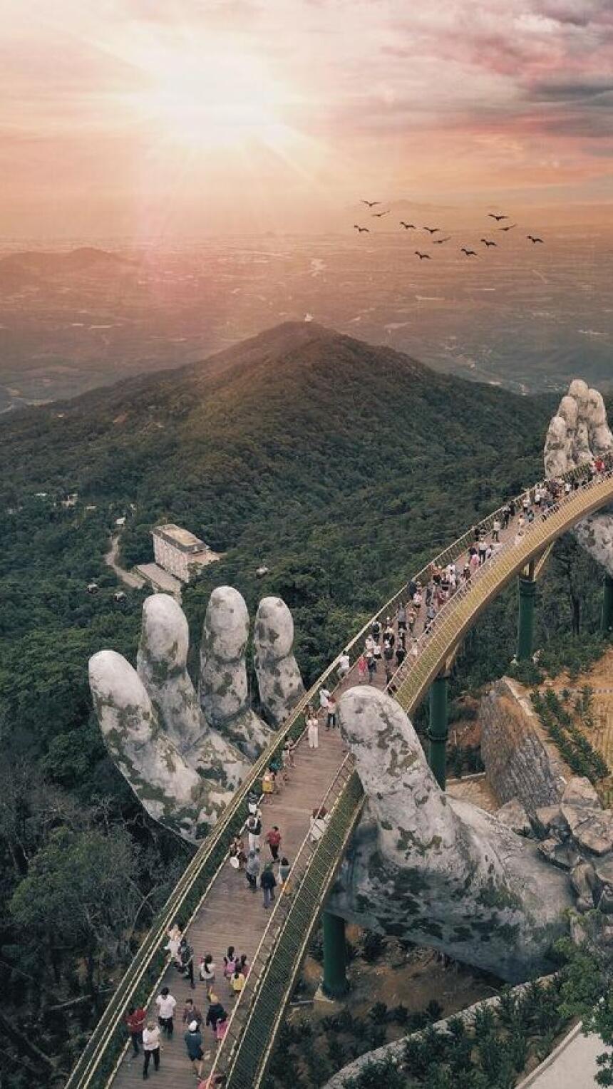 Uz dvije ruke koje ga čuvaju, Zlatni most je jedna od ljepših modernih građevina