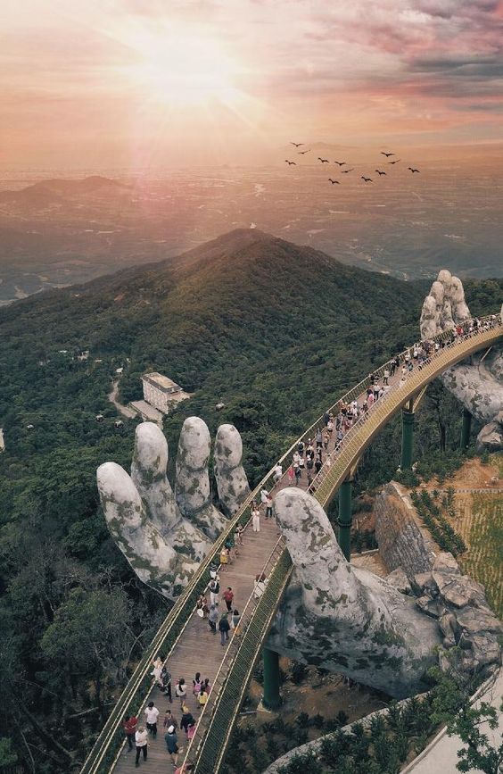 Uz dvije ruke koje ga čuvaju, Zlatni most je jedna od ljepših modernih građevina