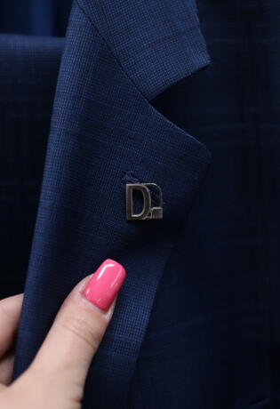 Suradnja koju volimo: Fasada i Dresscode predstavili nešto drugačiji pin za muška odijela
