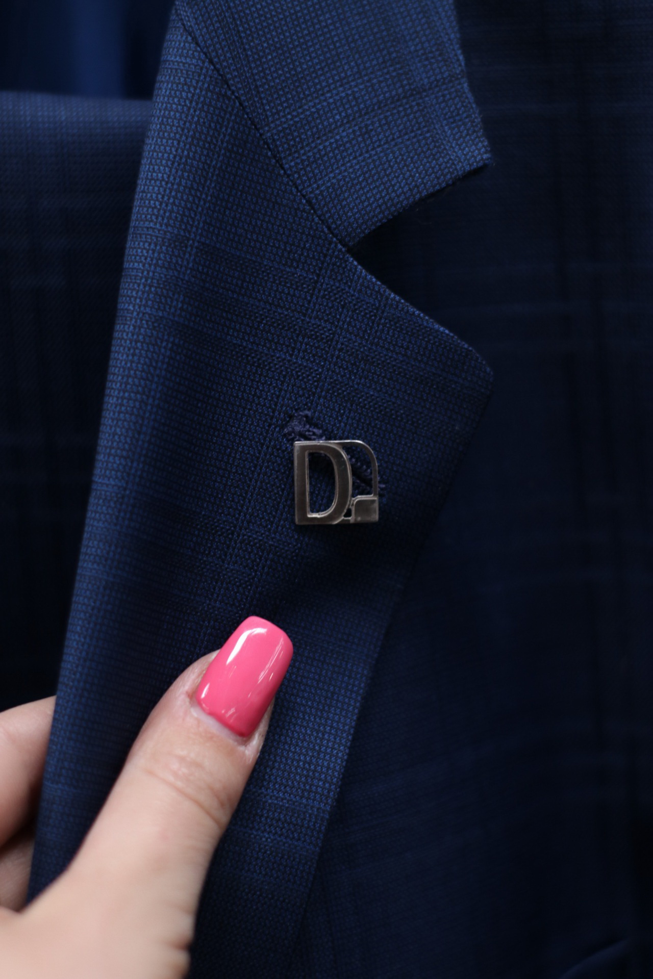 Suradnja koju volimo: Fasada i Dresscode predstavili nešto drugačiji pin za muška odijela