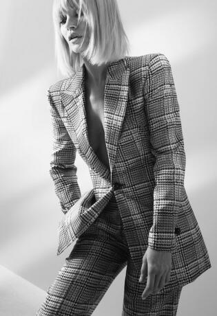 Kate Moss izgleda odlično u svojoj prvoj Armani kampanji 