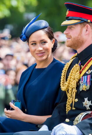 Za prvo javno pojavljivanje nakon poroda, Meghan Markle je birala jednobojnu kombinaciju