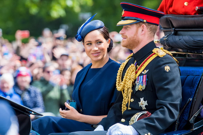 Za prvo javno pojavljivanje nakon poroda, Meghan Markle je birala jednobojnu kombinaciju