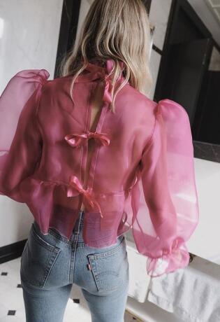 Statement topovi i bluze koje nosimo uz jeans