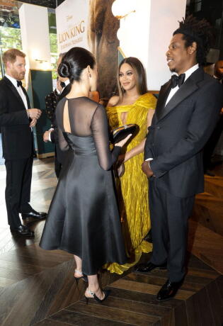 Meghan i Beyonce su obilježile sinoćnju premijeru crtića 'Kralj lavova'. Pogledajte fotografije.