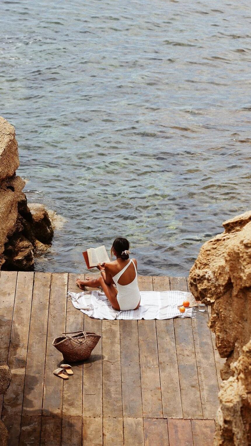 Vlasnica bloga Čitaj knjigu preporučuje 8 knjiga idealnih za čitanje na plaži