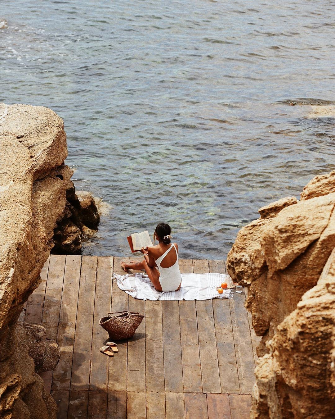 Vlasnica bloga Čitaj knjigu preporučuje 8 knjiga idealnih za čitanje na plaži