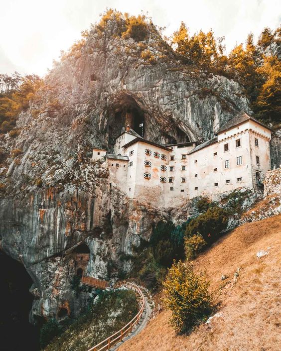 3 razloga zašto želimo posjetiti ovaj tajnoviti dvorac u Sloveniji 