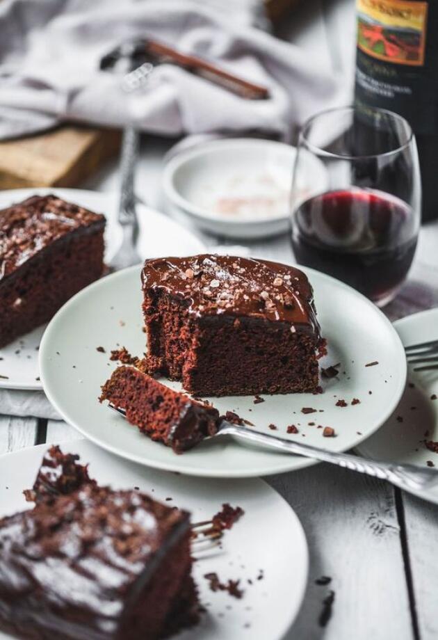 Recept za brzu i jednostavnu čokoladnu tortu s vinom za koju će se tražiti tanjur više