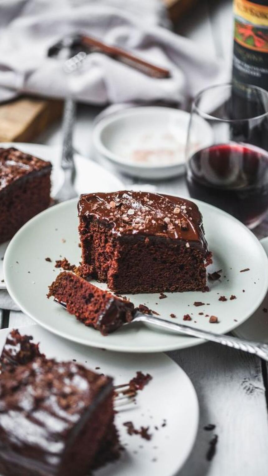 Recept za brzu i jednostavnu čokoladnu tortu s vinom za koju će se tražiti tanjur više