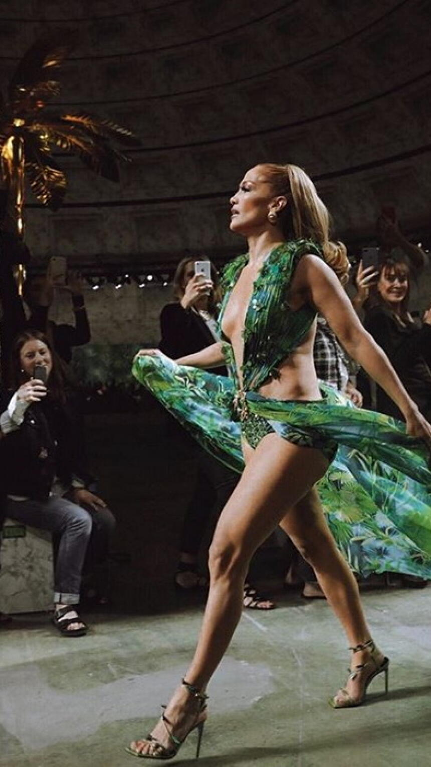 Jennifer Lopez u kultnoj haljini zatvorila reviju kuće Versace