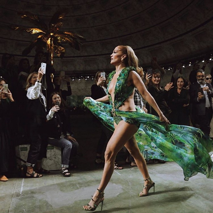 Jennifer Lopez u kultnoj haljini zatvorila reviju kuće Versace