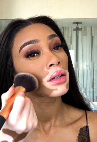 Winnie Harlow kroz tutorijal otkriva kako kreirati ženstven večernji makeup look