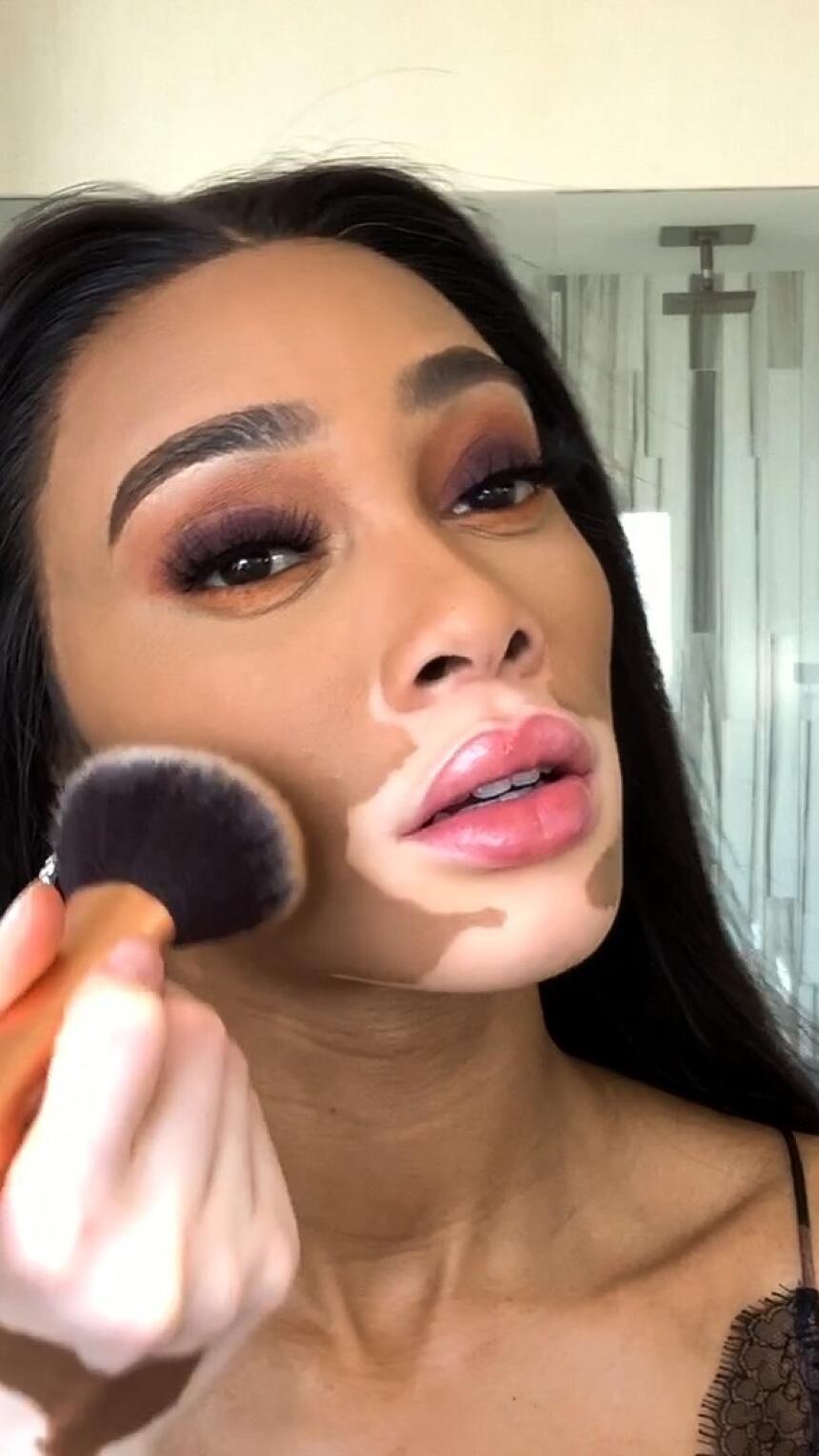 Winnie Harlow kroz tutorijal otkriva kako kreirati ženstven večernji makeup look