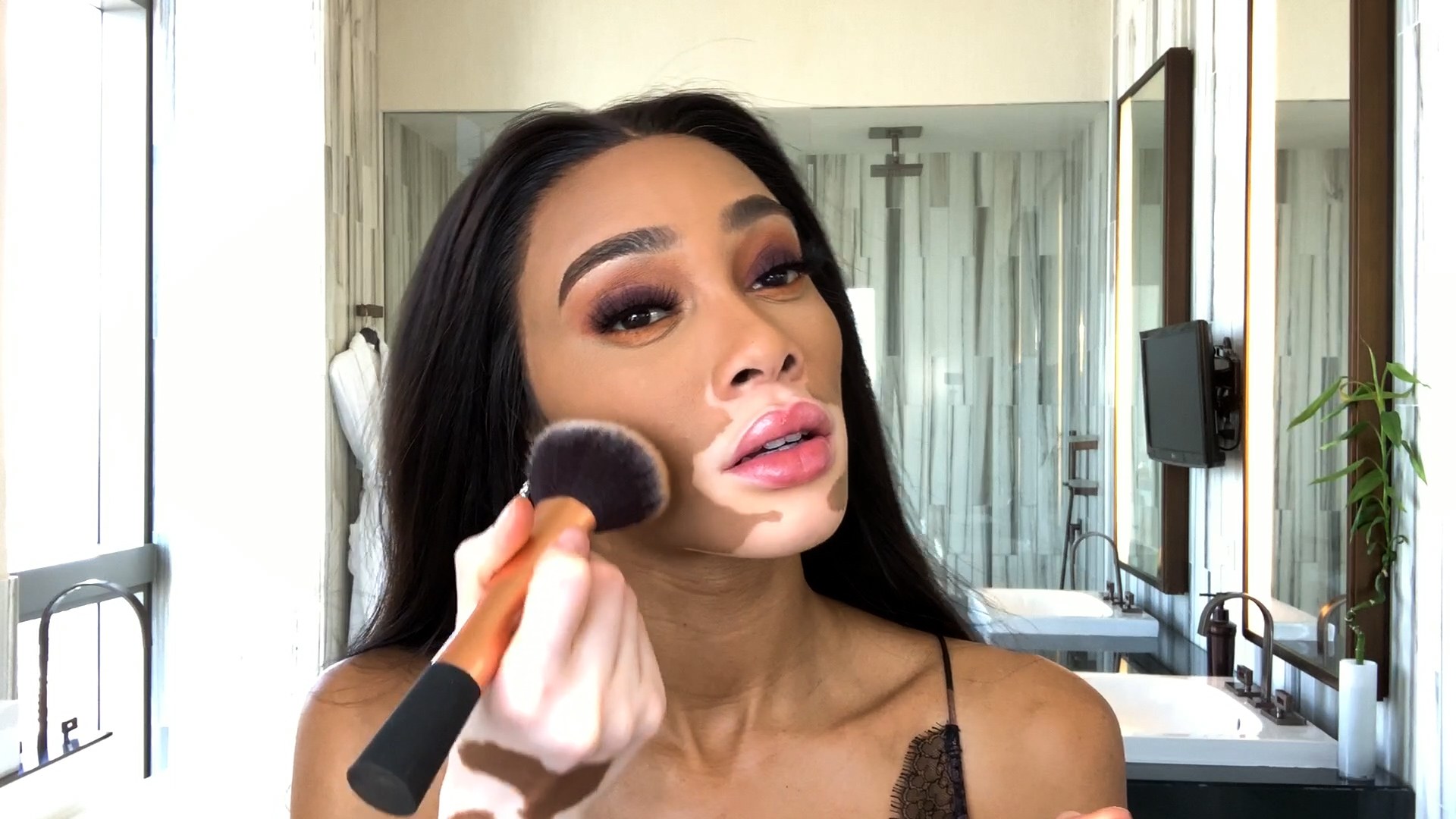Winnie Harlow kroz tutorijal otkriva kako kreirati ženstven večernji makeup look