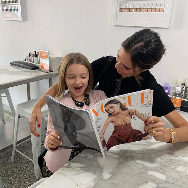Victoria-Beckham-Instagram-Girls-day-out-in-Sydney-Kisses-x-VB