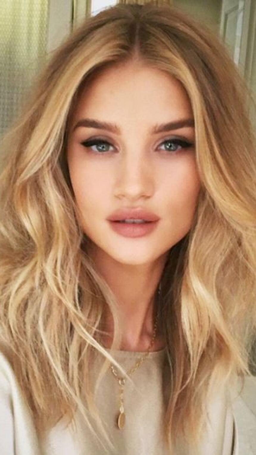 Tutorijal: Rosie Huntington-Whiteley otkriva kako napraviti opuštene kovrdže doma